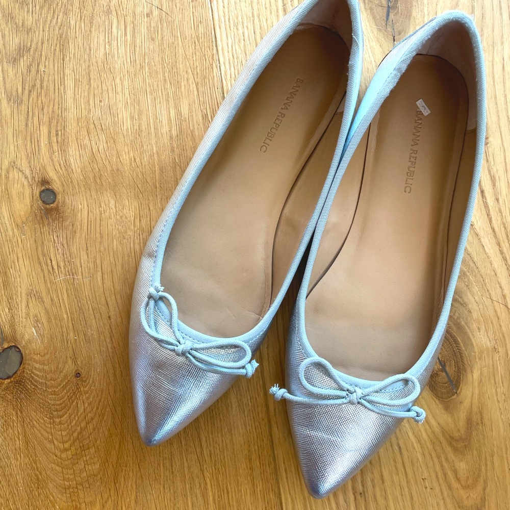Banana Republic silver pointy toe flat, size 8